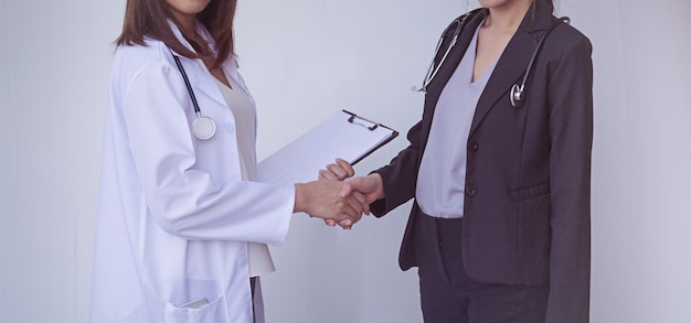 Médico y enfermera revisando la información del paciente.