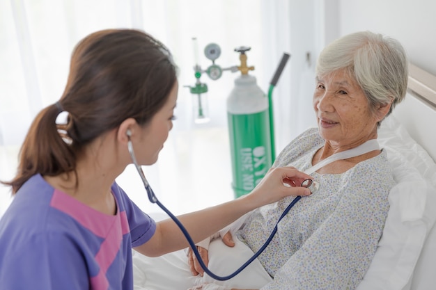 médico y enfermeras tratamiento de pacientes ancianos con enfermedades respiratorias