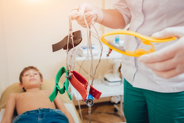 Médico con equipo de electrocardiograma haciendo prueba de cardiograma