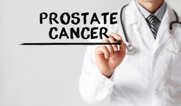 Médico escrevendo a palavra câncer de próstata com marcador, conceito médico