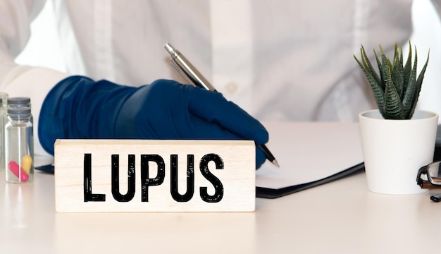 médico escrevendo a palavra lúpus com marcador conceito médico