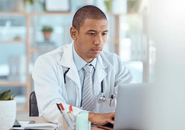 Foto médico y escribiendo en la computadora portátil en la clínica para la gestión hospitalaria, investigación de atención médica y telesalud trabajador médico masculino en la computadora para servicios en línea de revisión profesional y análisis de medicamentos