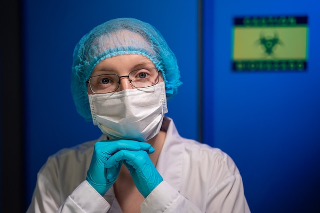 Médico especialista em máscara de proteção, luvas e boné médico