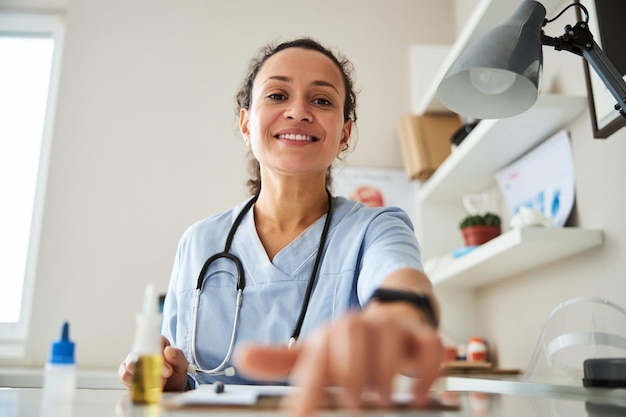 Médico especialista estendendo a mão para desligar um dispositivo