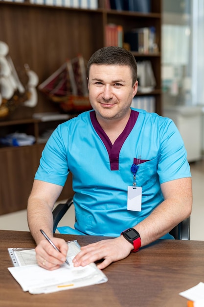 Médico especialista en uniforme azul trabajando con documentos. Tratamiento profesional médico practicante de atención médica.