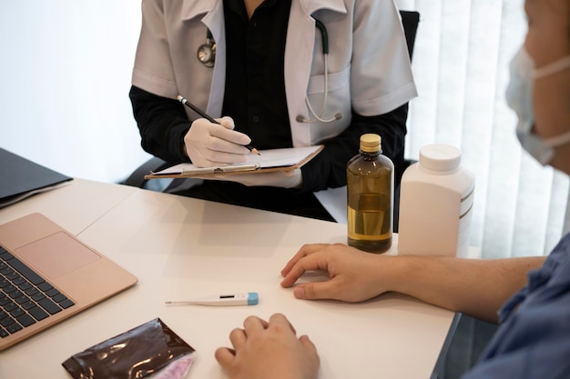 El médico está explicando la prescripción a un paciente joven xA