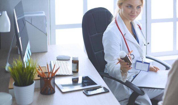 Un médico está hablando y examinando a un paciente.