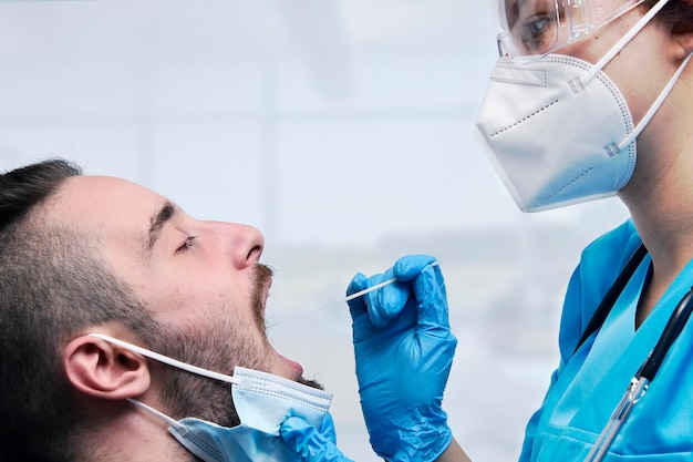 Un médico le está poniendo una jeringa a un paciente.