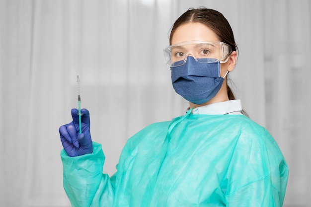 Médico está preparando uma injeção, seringa pequena, injeção de proteção contra coronavírus, vacina pandêmica, injeção de alta temperatura