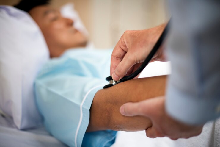 Foto médico está verificando o sintoma do paciente