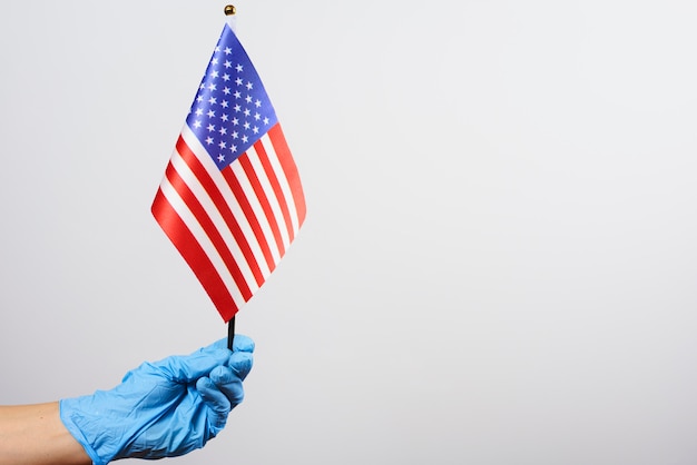 Médico estadounidense con bandera nacional de Estados Unidos