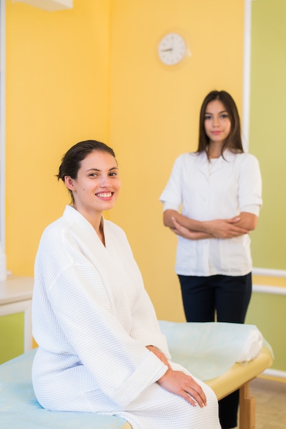 Médico esteticista mujer con paciente en spa centro de bienestar.