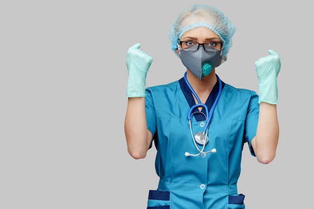 Médico con estetoscopio con máscara protectora y guantes de látex