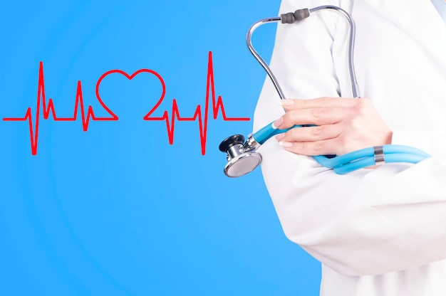 médico con estetoscopio sobre fondo azul