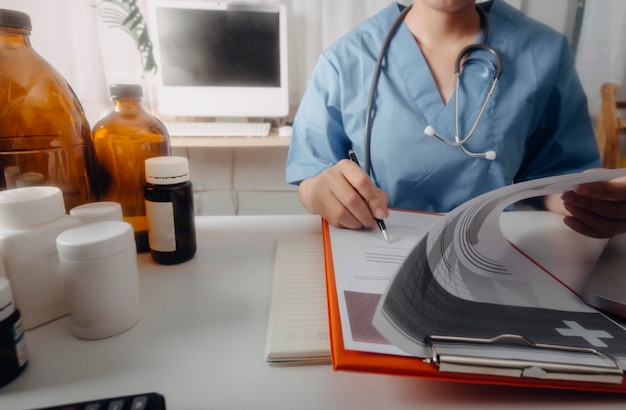 Médico y estetoscopio tocando icono de conexión de red médica con interfaz moderna en tableta digital en el fondo del hospital Concepto de red de tecnología médica