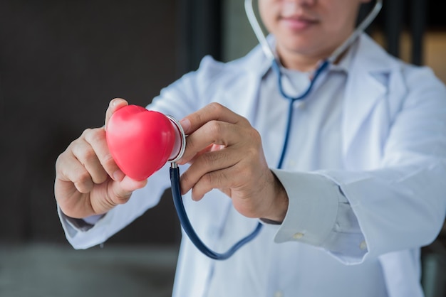 médico, exame físico e verificador de doenças cardíacas