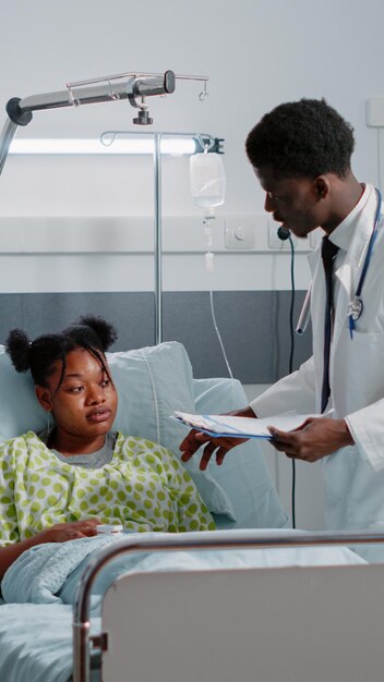 Foto el médico examina al paciente en el hospital.