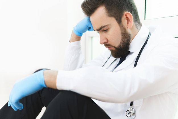 Foto el médico examina al paciente.