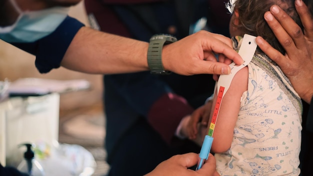 El médico examina la desnutrición infantil