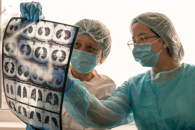 Médico examina fotos de pacientes por ressonância magnética