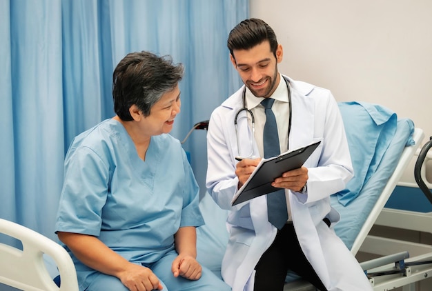 Foto el médico examina la salud de los ancianos en el hospital