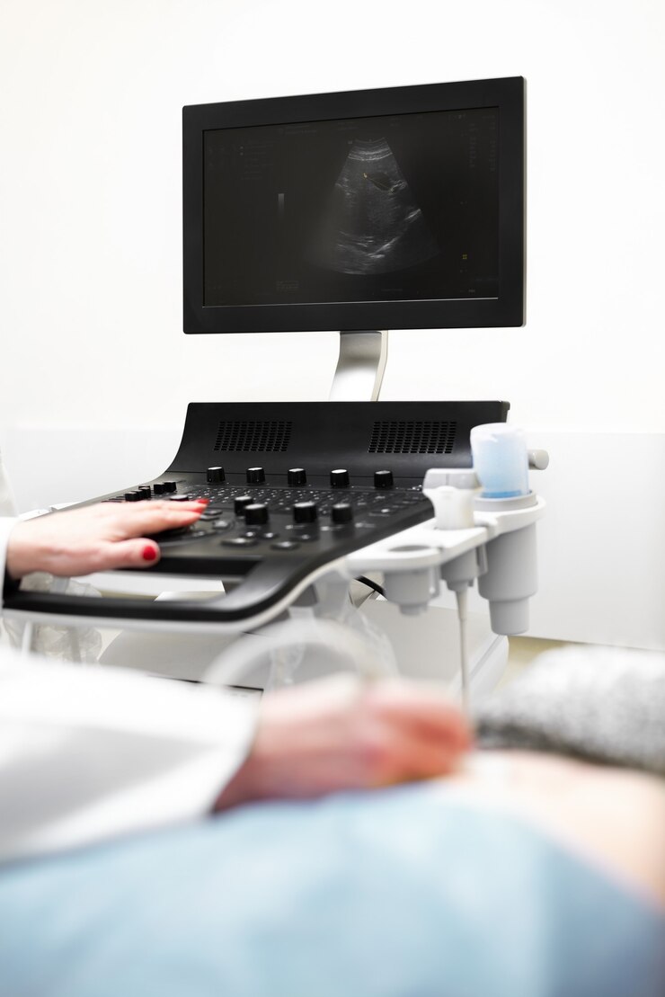 Foto médico examinando a barriga de grávida por ultra-som. conceito de medicamento, maternidade, maquete