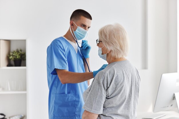 Foto médico examinando al paciente en la clínica