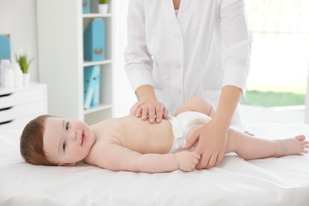 Médico examinando o bebê na clínica.