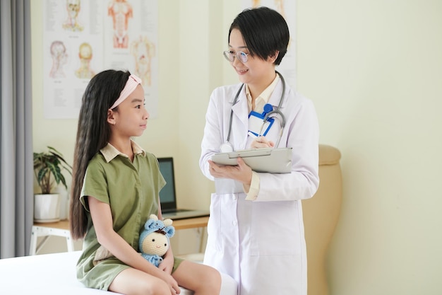 Médico examinando o pequeno paciente no hospital