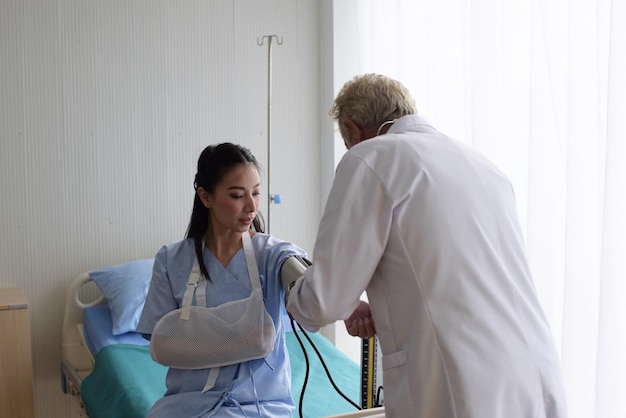 Foto médico examinando a una paciente en el hospital