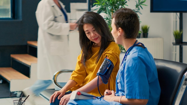 Foto médico examinando a un paciente en el hospital