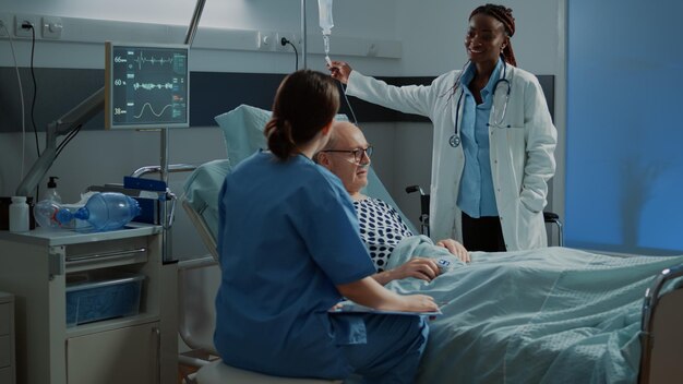 Foto médico examinando paciente na clínica