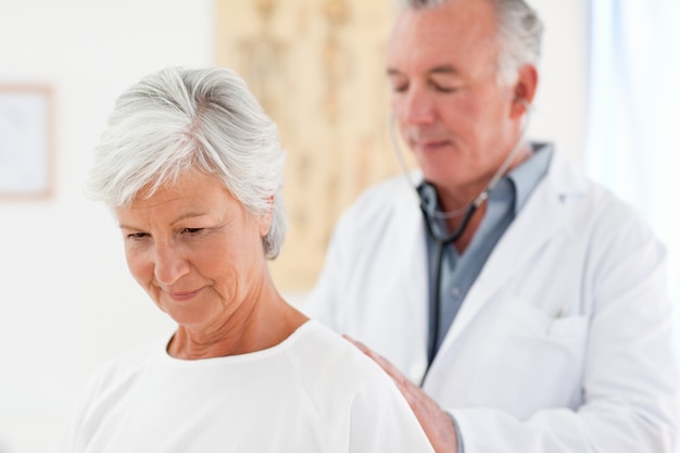 Médico examinando seu paciente