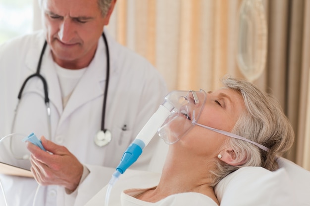 Médico examinando seu paciente