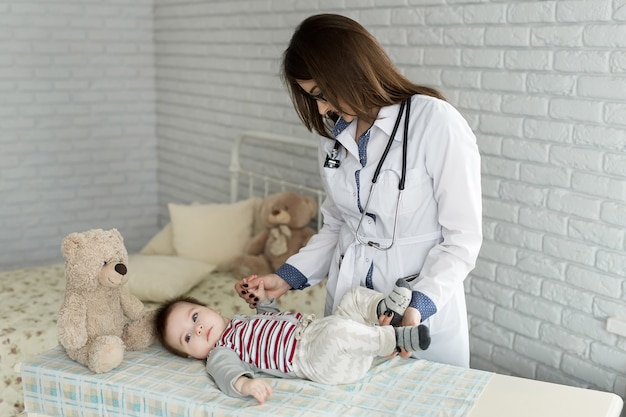 Médico examinando um bebê em um hospital