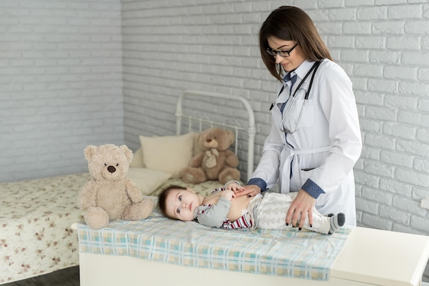 Médico examinando um bebê em um hospital