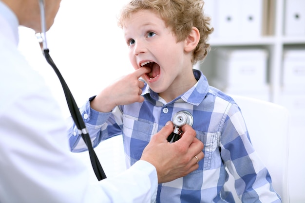 Médico examinando um paciente infantil por estetoscópio