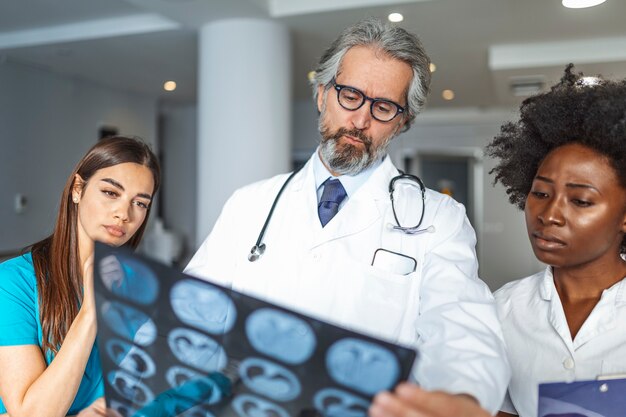 Foto médico experiente ajudando seus colegas com a interpretação de um raio-x dos pulmões