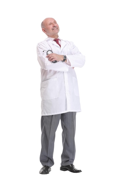 Médico experiente sorridente com um estetoscópio em um fundo branco