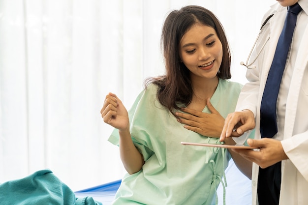 Médico explica o tratamento ao paciente