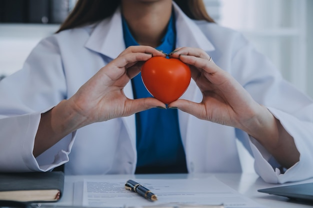 Foto médico explicando o coração a um paciente idoso médico explicado o modelo de coração médicos apontam a caneta para um modelo de coração