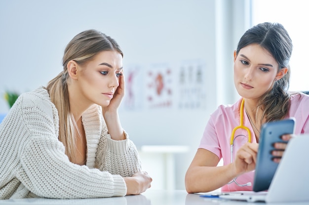 médico explicando o diagnóstico para sua paciente