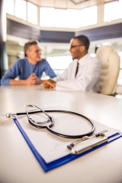 Médico fala com seu paciente na clínica.