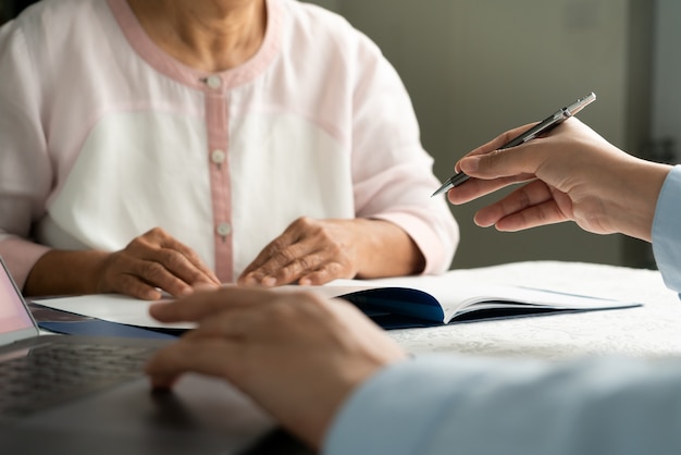 Médico falando com o paciente mãos closeup. Diagnóstico, prevenção de doenças femininas, saúde, atendimento e consulta médica