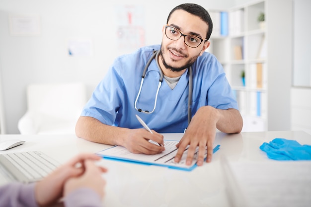 Médico falando com o paciente