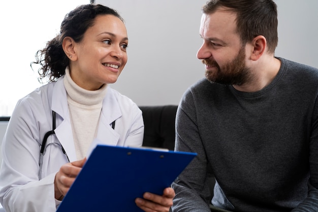 Foto médico falando com paciente