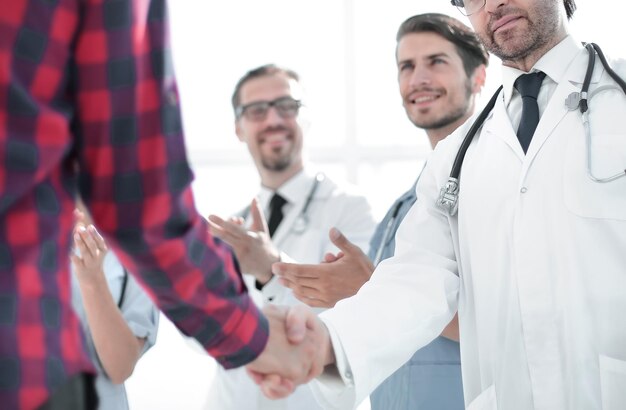 Médico falando com um cara apertando as mãos