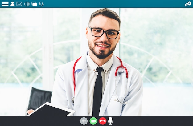 Médico falando em videochamada para serviço de telemedicina e telessaúde