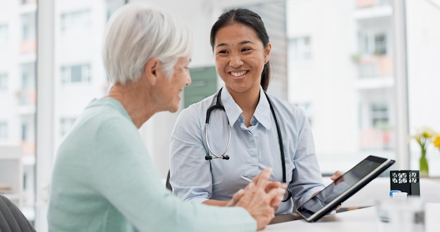 Médico falante ou paciente idoso com tablet para resultados relatório digital ou relatório de saúde história on-line no hospital Saúde médica ou enfermeira com conselhos atualização de notícias ou apoio para mulher idosa