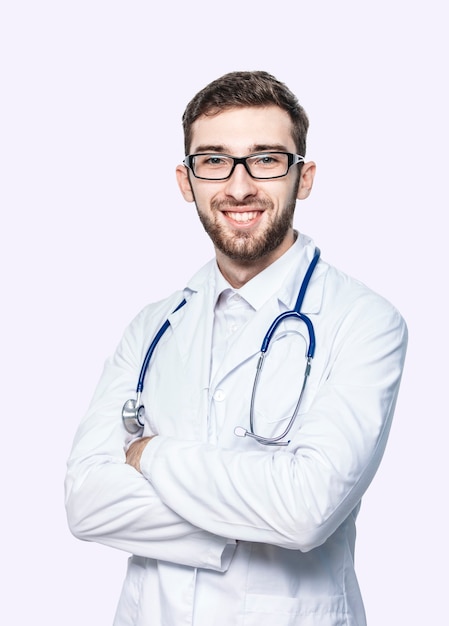 Médico de familia con estetoscopio en blanco